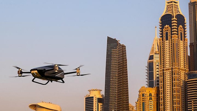 الابتكار وحلول المستقبل – سيارة طائرة كهربائية تحلق في سماء دبي