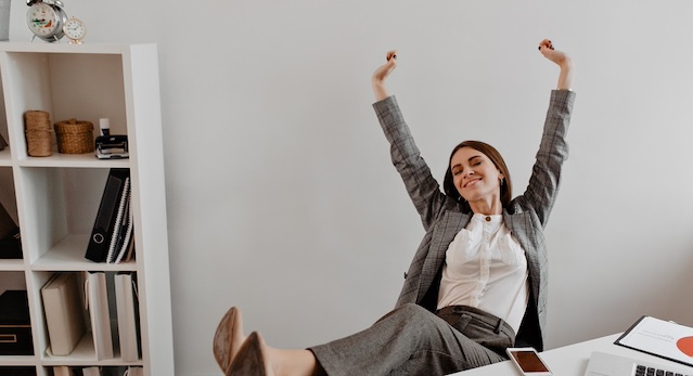 ما الذي يجب أن تفعله المرأة لتكون أكثر سعادة في مكان عملها في 4 خطوات؟
