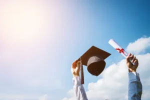 أفضل منح دراسية لطلبة توجيهي 2025 - كيف تحصل على منحة جامعية؟